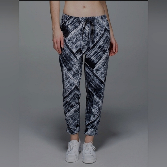 EUC Lululemon Jet Crop Pant Jogger Heat Wave size 6 Medium - Picture 1 of 15